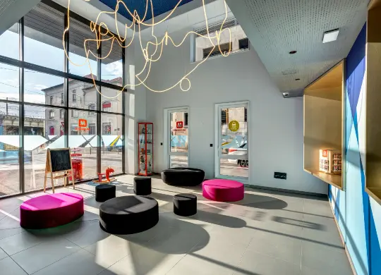 Auf Klassenfahrt mit HEROLÉ: Rezeption/Lobby im MEININGER Hotel in Lyon