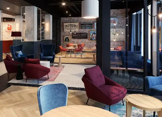 Auf Klassenfahrt mit HEROLÉ: Rezeption/Lobby im MEININGER Krakow Centrum in Krakau