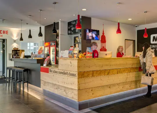 Auf Klassenfahrt mit HEROLÉ: Rezeption des Meininger Hotel Hamburg City Center in Hamburg