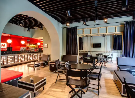 Auf Klassenfahrt mit HEROLÉ: Rezeptionsbereich im Meininger Hotel in Rom