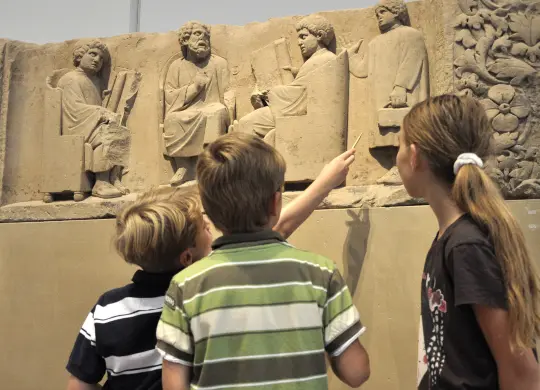 Auf Klassenfahrt mit HEROLÉ: Kinder im Rheinischen Landesmuseum Trier Eifel