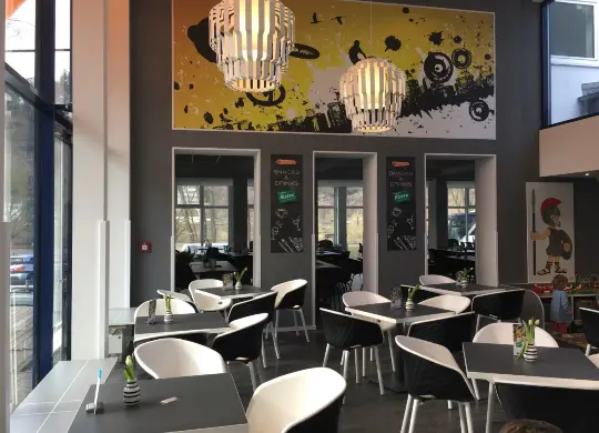 Auf Klassenfahrt mit HEROLÉ: Speise-/Aufenthaltsraum in der Römerstadt-Jugendherberge Trier.