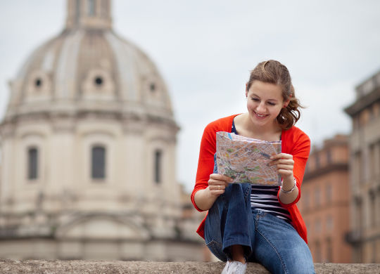 Klassenfahrten Rom - Mädchen beim Petersdom Klassenfahrt Rom - junges Mädchen beim Kartenlesen vorm Petersdom