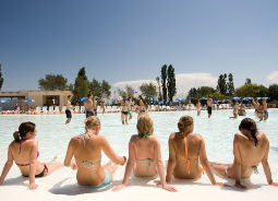 Klassenfahrtn Rom - Poolanlage im Camping Fabulous Klassenfahrten Rom - Mädchen an der Poolanlage im Camping Fabulous