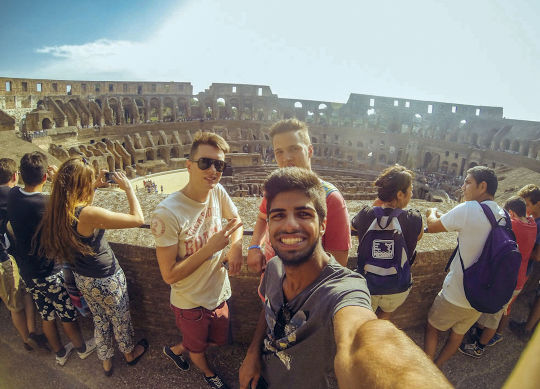 Schülergruppe fotografiert sich im Kolosseum in Rom Auf Klassenfahrt mit HEROLÉ: Schülergruppe fotografiert sich im Kolosseum in Rom