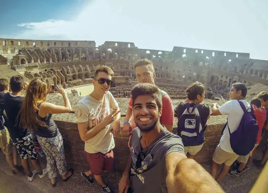 Auf Klassenfahrt mit HEROLÉ: Schülergruppe fotografiert sich im Kolosseum in Rom