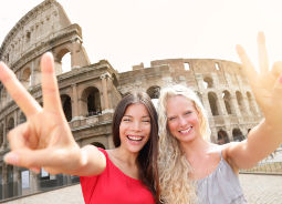 Klassenfahrten Rom - Kolosseum Foto Klassenfahrten Rom - 2 junge Frauen vor dem Kolosseum