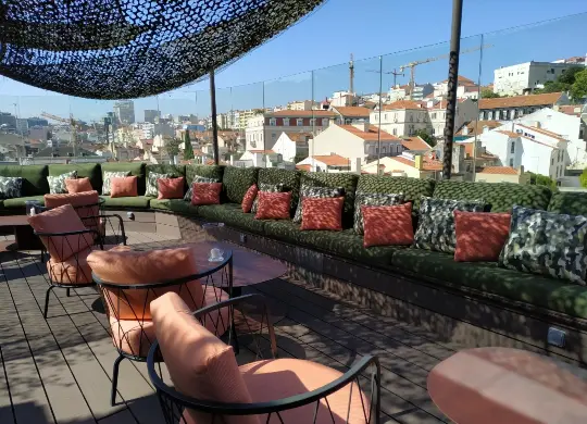 room00 Hostel Lissabon - Dachterrasse Auf Klassenfahrt mit HEROLÉ: Dachterrasse room00 Hostel Lissabon