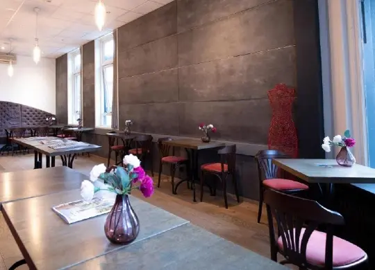 Gemeinschaftslounge im a&o Hostel Rotterdam City Auf Klassenfahrt mit HEROLÉ: Gemeinschaftslounge im a&o Hostel Rotterdam City