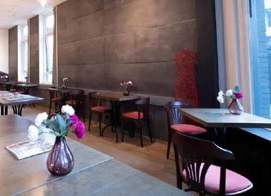 Auf Klassenfahrt mit HEROLÉ: Gemeinschaftslounge im a&o Hostel Rotterdam City