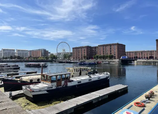 Auf Klassenfahrt mit HEROLÉ: Mit erstklassigen Museen (Tate Liverpool), einem tollen Einkaufs- und Freizeitangebot und großer Auswahl an Restaurants ist das Royal Albert Dock die meistbesuchte kostenlose Touristenattraktion außerhalb Londons.