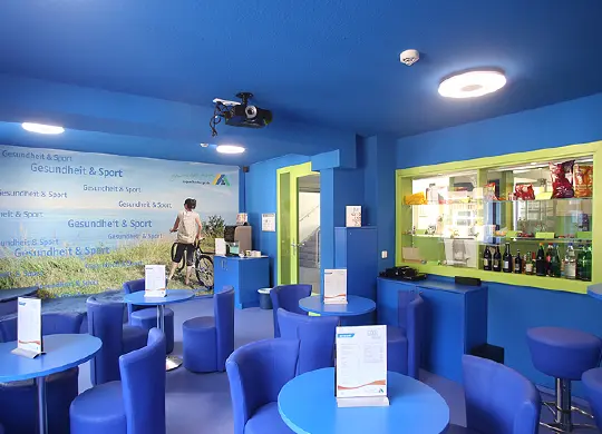 Auf Klassenfahrt mit HEROLÉ: gemütlicher Aufenthaltsraum in der Jugendherberge Sellin