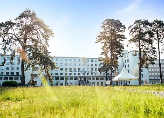 Auf Klassenfahrt mit HEROLÉ: Außenansicht der Jugendherberge Prora mit Blick zum Haupteingang