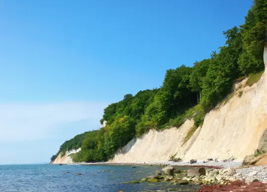 Einzigartiger Blick auf die Kreideküste der Ostsee auf Rügen Auf Klassenfahrt mit HEROLÉ: Genießen Sie den einzigartigen Blick auf die Kreideküste auf Rügen