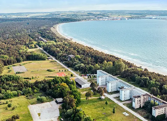 Auf Klassenfahrt mit HEROLÉ: Luftbild der Jugendherberge Prora mit Blick über die Ostsee bis nach Sassnitz