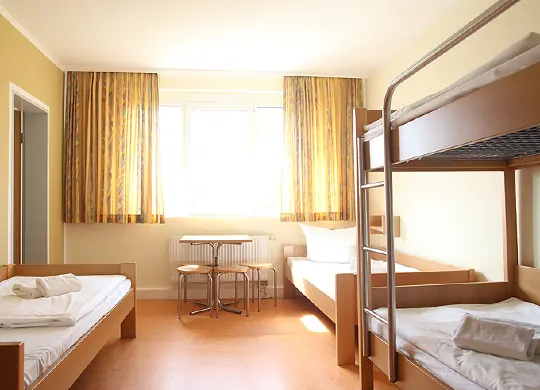 Auf Klassenfahrt mit HEROLÉ: Beispiel eines Mehrbettzimmers in der Jugendherberge Sellin