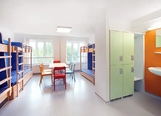 Auf Klassenfahrt mit HEROLÉ: großzügiges Mehrbettzimmer in der Jugendherberge Prora