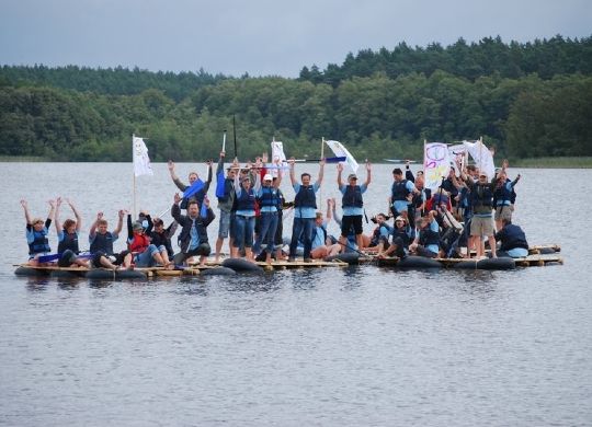 Ruppiner Seenland Floßfahrt Klassenfahrt - Ruppiner Seenland - Jugendliche beim Floßfahren auf dem Rupiner See