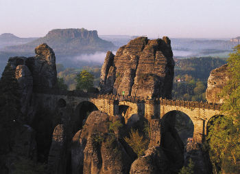 Blick auf die Basteibrücke in der sächsischen Schweiz Auf Klassenfahrt mit HEROLÉ: Blick auf die Basteibrücke in der sächsischen Schweiz.