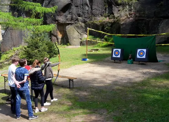 Auf Klassenfahrt mit HEROLÉ: Schüler beim Bogenschießen Sächsische Schweiz