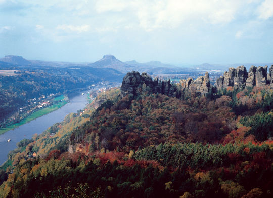 Aussicht über die herbstlich gefärbte Landschaft der Sächsischen Schweiz Auf Klassenfahrt mit HEROLÉ: Genießen Sie die farbenfrohe Aussicht über die Sächsische Schweiz