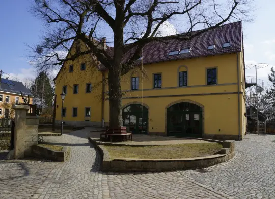 Auf Klassenfahrt mit HEROLÉ: Außenansicht auf das Jugendgästehaus Liebethal Sächsische Schweiz