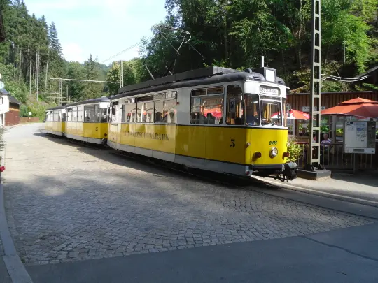 Kirnitzschtalbahn in der Sächsische Schweiz Auf Klassenfahrt mit HEROLÉ: Kirnitzschtalbahn am Lichtenhainer Wasserfall in der Sächsische Schweiz