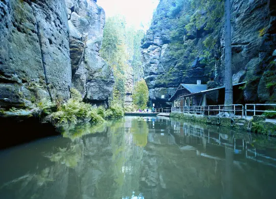 Blick in die obere Schleuse in Hinterhermsdorf in der Sächsischen Schweiz Auf Klassenfahrt mit HEROLÉ: Besichtigen Sie mit einem Boot die obere Schleuse in Hinterhermsdorf in der Sächsischen Schweiz.