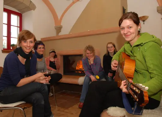 Auf Klassenfahrt mit HEROLÉ: Unterkunft Gästehaus Liebethal - Mädchen im Aufenthaltsraum in der Sächsische Schweiz