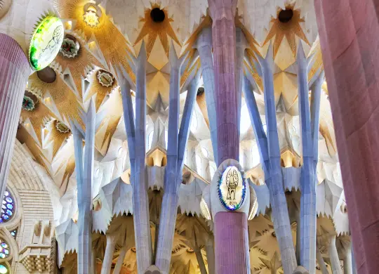 Auf Klassenfahrt mit HEROLÉ: Blick auf die atemberaubenden Säulen in der Sagrada Familia in Barcelona