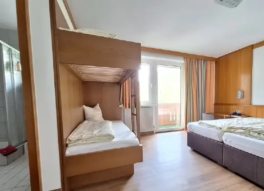 Sailer Familienhotel im Pitztal - Tirol Auf Klassenfahrt mit HEROLÉ: Mehrbettzimmer im Familotel Sailer iml Pitztal-Tirol