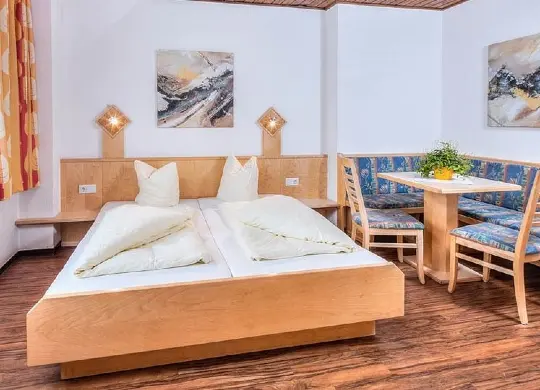 Sailer Familotel Pitztal-Tirol Auf Klassenfahrt mit HEROLÉ: Zimmerbeispiel im Sailer Famihotel Pitztal-Tirol
