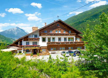 Blick auf das Sailer+ Stefan Familhotel im Pitztal Auf Klassenfahrt mit HEROLÉ: Übernachten Sie in dem schönen Sailer+ Stefan Familhotel im Pitztal