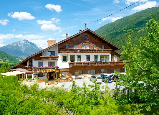 Blick auf das Sailer Familienhotel im Tiroler Pitztal Auf Klassenfahrt mit HEROLÉ: Übernachten Sie im schönen Sailer Hotel im Tiroler Pitztal