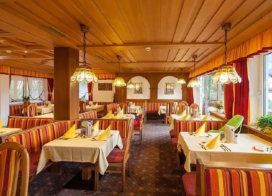 Der Speiseraum des Sailer+ Stefan Familhotel im Pitztal Auf Klassenfahrt mit HEROLÉ: Genießen Sie Ihr Frühstück in dem Speiseraum des Sailer+ Stefan Familhotel im Pitztal