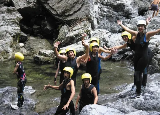 Auf Klassenfahrt mit HEROLÉ: Nutzen Sie die Möglichkeit auf Ihrer Reise auch eine Canyoning Tour im Salzburger Land zu machen 