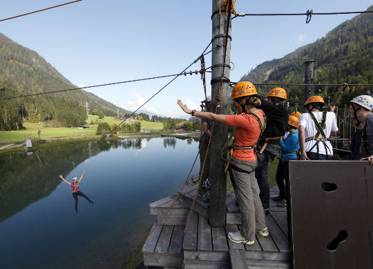 Klassenfahrten Salzburger Land - Hochseilgarten Klassenfahrten Salzburger Land - Jugendliche im Hochseilgarten
