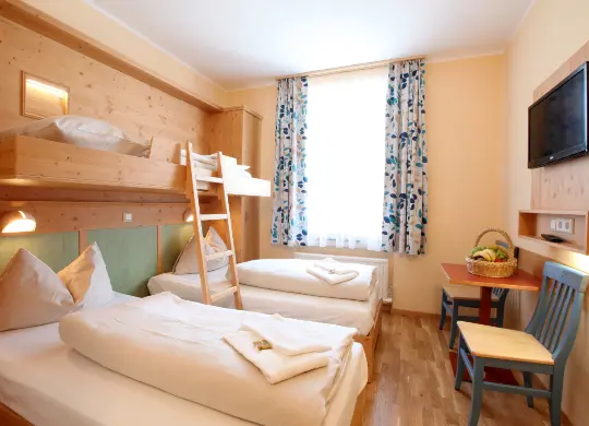 Auf Klassenfahrt mit HEROLÉ: Dreibettzimmer im JUFA Hotel Lungau im Salzburger Land