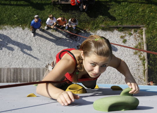 Klassenfahrten Salzburger Land - Klettern Klassenfahrten Salzburger Land - Mädchen klettert an der Hauswand