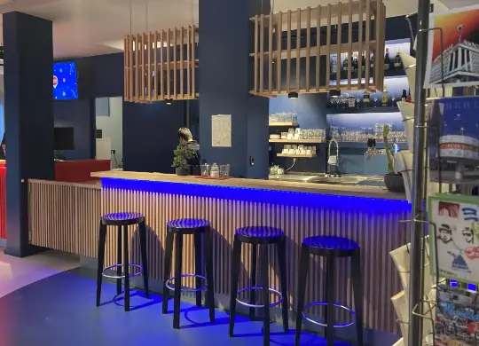 Auf Klassenfahrt mit HEROLÉ: Schicke Bar im acama Kreuzberg in Berlin