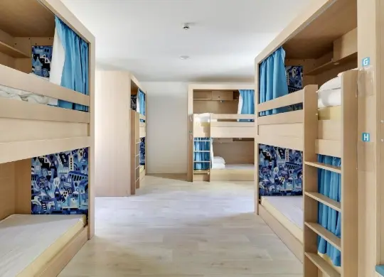 Auf Klassenfahrt mit HEROLÉ: 8-Bett-Schlafsaal im The People Hostel in Marseille in der Provence