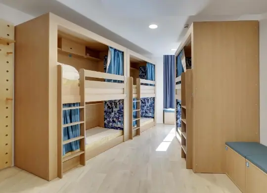 Auf Klassenfahrt mit HEROLÉ: 6-Bett-Schlafsaal im The People Hostel in Marseille / Provence