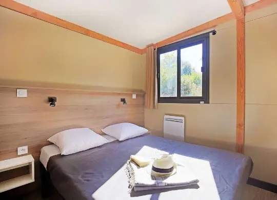 Auf Klassenfahrt mit HEROLÉ: Schlafzimmer im Mobilhome Vancouver auf dem Camping Baie du Mont St Michel in der Normandie