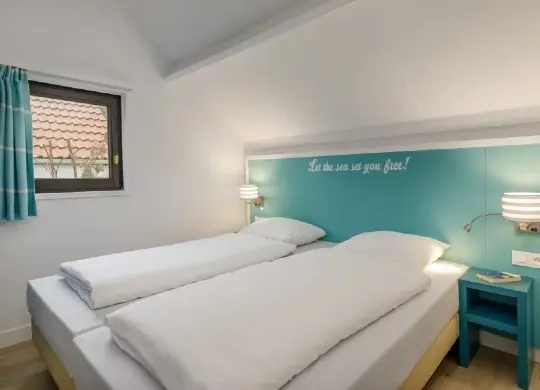 Schlafzimmer im Comfort Ferienhaus im Center Parcs Park De Haan an der Flämischen Nordseeküste Auf Klassenfahrt mit HEROLÉ: Schlafzimmer im Ferienhaus im Center Parcs De Haan an der Flämischen Nordseeküste
