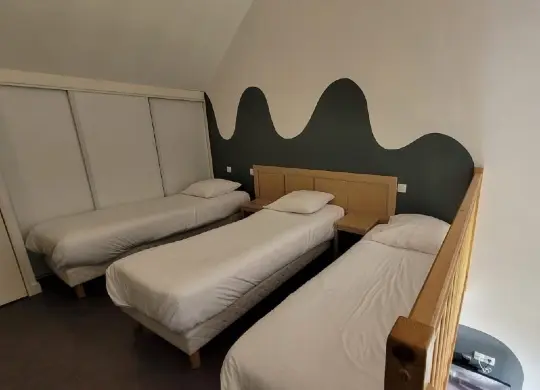 Schlafzimmer in einem 5-Bett-Zimmer im Gold Beach Hotel Asnelles in der Normandie Auf Klassenfahrt mit HEROLÉ: Schlafzimmer in einem 5-Bett-Zimmer im Gold Beach Hotel Asnelles in der Normandie