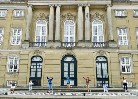 Auf Klassenfahrt mit HEROLÉ: Jugendgruppe vorm Schloss Amalienborg in Kopenhagen