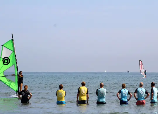Auf Klassenfahrt mit HEROLÉ: Schüler beim Schnupperkurs Windsurfen Valencia