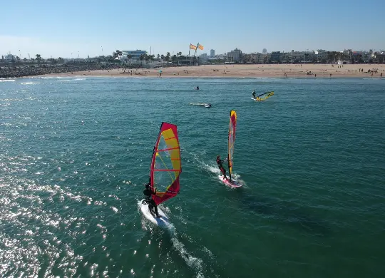 Auf Klassenfahrt mit HEROLÉ: Schüler beim Schnupperkurs Windsurfen Valencia