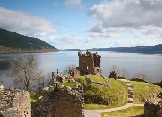 Urquhart Castle am Loch Ness in Edinburgh Auf Klassenfahrt mit HEROLÉ: Urquhart Castle am Loch Ness in Edinburgh.