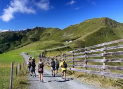 Schüler beim Wandern in Südtirol Auf Klassenfahrt mit HEROLÉ: Schüler gehen auf Wandertour im schönen Südtirol
